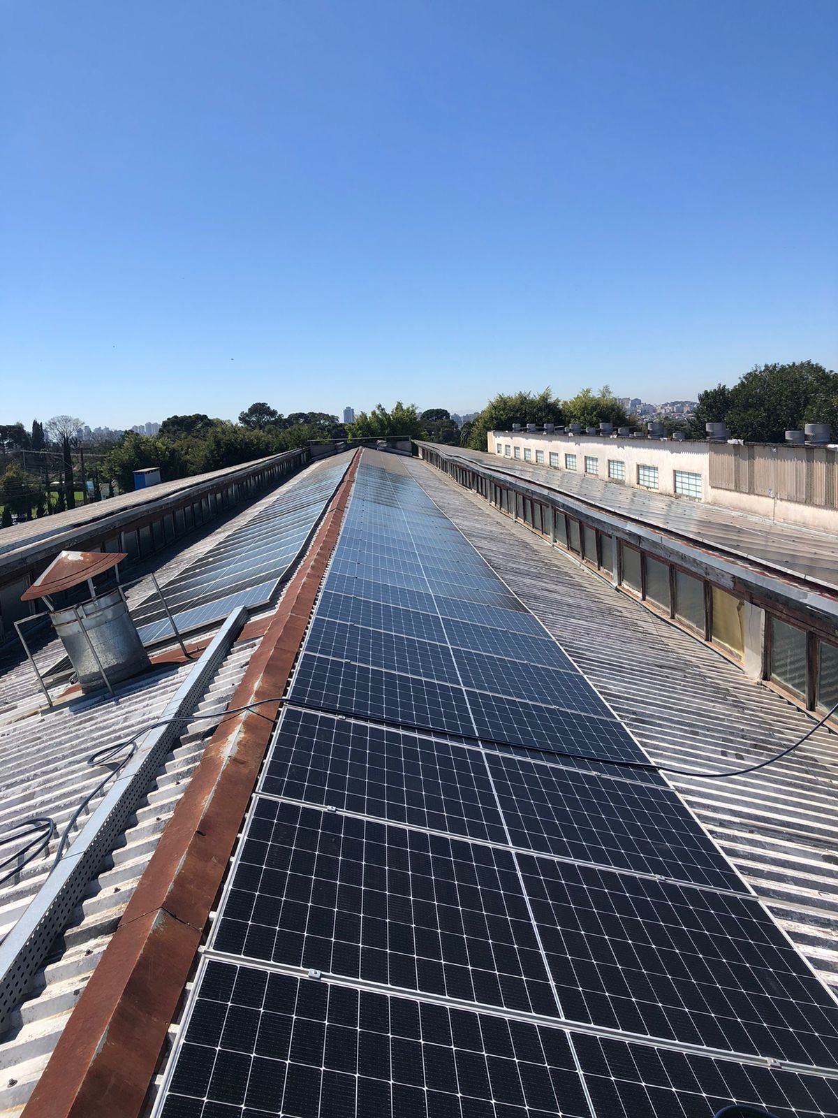 Painéis solares instalados pela SOLLEO em telhado de empresa